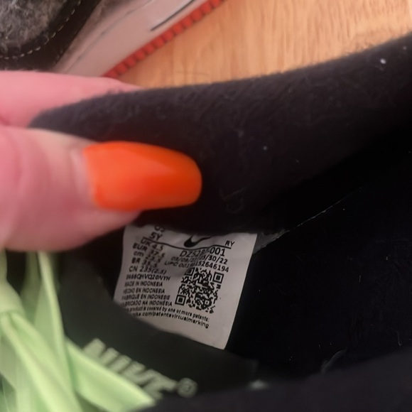 Nike Air Force 1 LV8 size 5Y / 6.5 women worn once grey felt with yellow laces - Picture 6 of 8